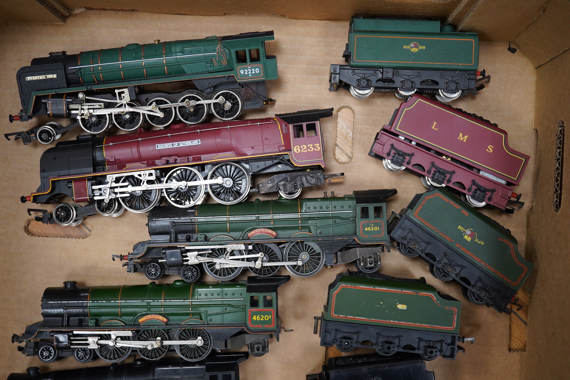 Ten unboxed 00 gauge railway locomotives and three train sets by Hornby, Tri-ang Railways, etc. including; eight tender locomotives, an Eastern Valleys Express train sets (R1122), a Tri-ang Railways Pullman set (RS.23),